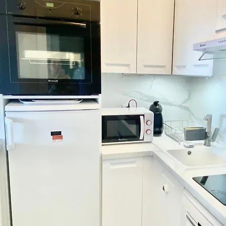 Sea View - Private Parking, Swimming Pool, Air Conditioning