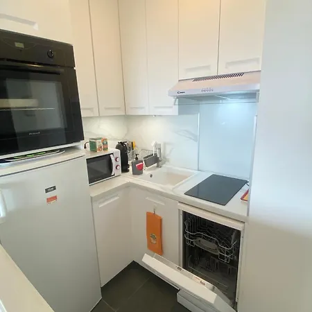 Sea View - Private Parking, Swimming Pool, Air Conditioning *
